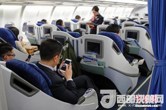 在東航MU5137航班上，旅客全程在飛行模式下可以使用手機。殷立勤 攝