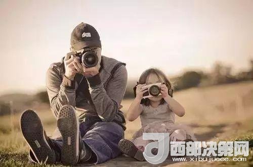 “曾子殺豬”故事在前，最近又有《父母說(shuō)好考了90分就去看海，被爽約后女孩離家出走》新聞在后。父母如果自己的行為“打臉”了，又怎么能在孩子面前掌握教育的主動(dòng)權(quán)。