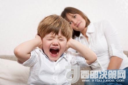 這時(shí)孩子可能會(huì)一直哭，甚至觀察父母的反應(yīng)。父母這時(shí)候可以讓他哭，哭累了自然就會(huì)停下，要讓孩子明白“鬧起來(lái)沒(méi)道理我不會(huì)心疼你”。