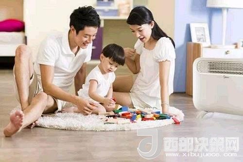 兒童時(shí)期，孩子好奇心強(qiáng)，喜歡“打破砂鍋問(wèn)到底”、“探究性拆東西”、“自言自語(yǔ)做游戲”。這些聽(tīng)似好笑，看似頑皮的言行舉止，恰恰就是孩子創(chuàng)造火花的閃現(xiàn)。心理學(xué)家鄧斯克認(rèn)為，小孩子在游戲中的“假裝”會(huì)大大促進(jìn)他們的發(fā)散思維。