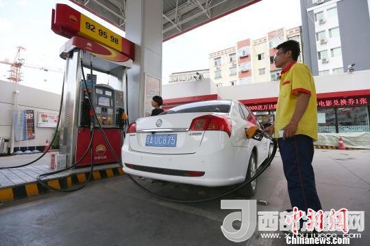 資料圖：山西太原，加油站工作人員正在給車輛加油?！?jiān)?攝