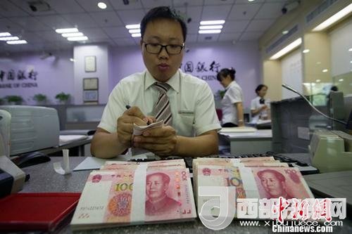 資料圖：銀行工作人員正在清點(diǎn)貨幣。<a target='_blank' >中新社</a>記者 張云 攝