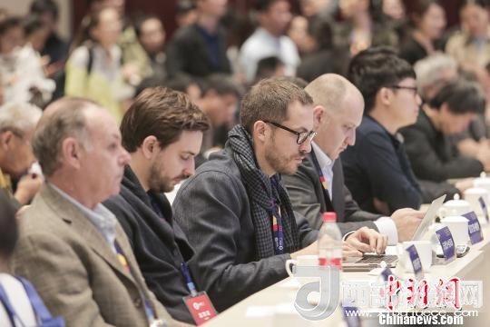 河北工業(yè)設(shè)計創(chuàng)新中心(以下簡稱HIDC)啟動儀式暨“設(shè)計促轉(zhuǎn)型·創(chuàng)新贏未來”國際工業(yè)設(shè)計工作坊26日在河北省省會石家莊市舉行。圖為與會各國設(shè)計師?！⌒ば?攝