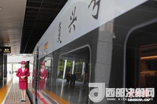 資料圖：4月10日，列車員在“復興號”列車旁迎接旅客的到來。 <a target='_blank'  data-cke-saved- >中新社</a>記者 殷立勤 攝
