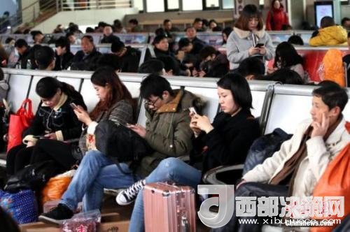 資料圖：移動互聯(lián)網(wǎng)時代，旅客都拿著手機(jī)打發(fā)時間。<a target='_blank' >中新社</a>記者 王中舉 攝