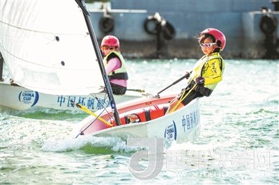 青島市北區(qū)立新小學(xué)學(xué)生參加2017年中國杯青少年帆船OP項(xiàng)目比賽。孫軍/攝