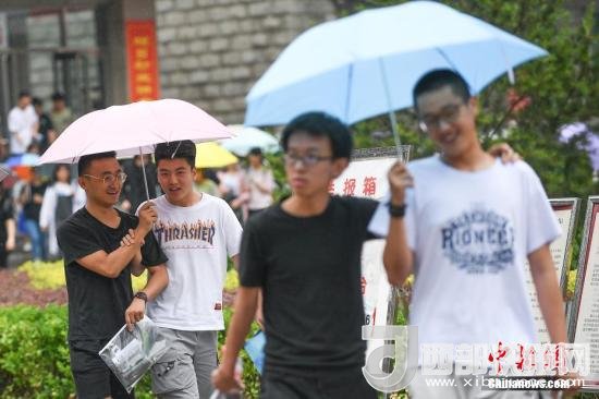 資料圖：6月8日，山西太原，考生打傘走出考場。當日，全國部分地區(qū)2018年高考結束。 <a target='_blank'  data-cke-saved- >中新社</a>記者 武俊杰 攝