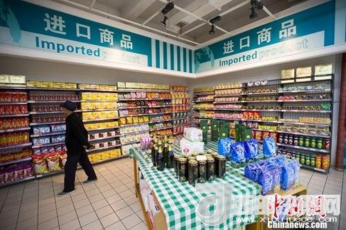 資料圖：民眾正在超市挑選進口商品。 <a target='_blank'  data-cke-saved- >中新社</a>記者 張云 攝