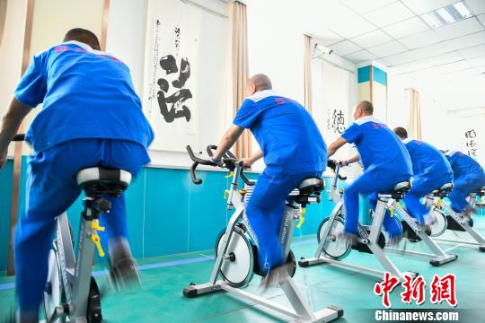 山西省戒毒人員正在進行身體鍛煉?！⊥踅ㄜ?攝