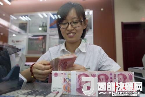 7月5日，山西太原一銀行工作人員正在清點貨幣。人民幣對美元匯率中間價在經(jīng)歷了過去11個交易中的10次下調(diào)后終于迎來大漲。5日，中國外匯交易中心公布人民幣對美元匯率中間價報6.6180，較前一交易日大幅上調(diào)415個基點，創(chuàng)下自2017年10月11日以來的最大升幅。<a target='_blank' >中新社</a>記者 張云 攝