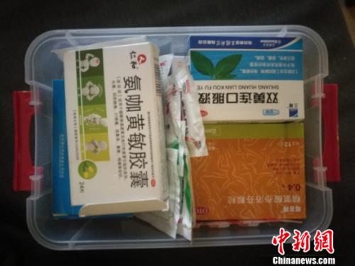 圖為家里的藥盒。 謝藝觀 攝