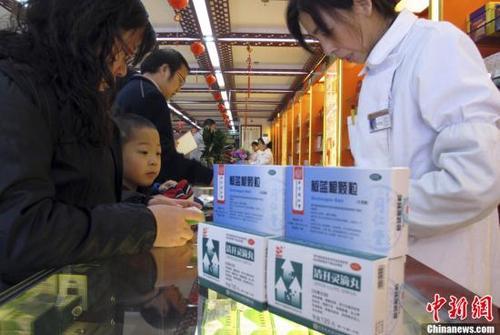 資料圖：北京一家老字號藥店內(nèi)，前來購買藥品的市民絡(luò)繹不絕。<a target='_blank'  data-cke-saved- ><p  align=