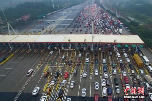資料圖：車輛通過收費(fèi)站。<a target='_blank'  data-cke-saved- ><p  align=