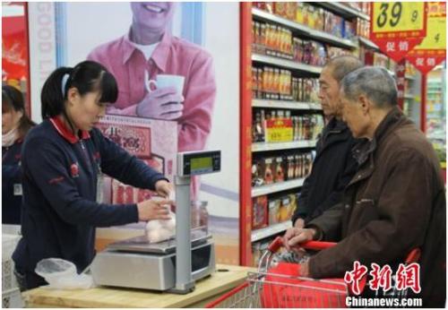 資料圖：在保定市北市區(qū)一家大型超市內(nèi)，促銷員正在為購買雞蛋的市民稱量、打包。李芳華 攝