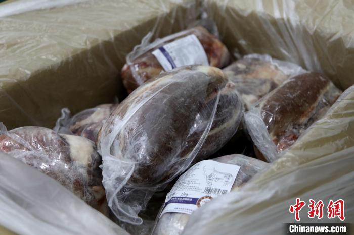 當(dāng)雄縣援鄂物資中的牦牛肉，圖中的為腱子肉，是牦牛肉中的“極品”?！‘?dāng)雄縣 供圖 攝