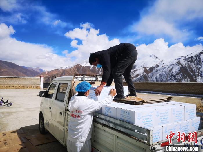 圖為工作人員搬運物資。堆龍德慶區(qū)宣傳部供圖