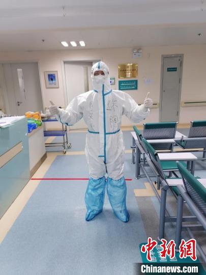 徐陶在工作中。四川援助湖北醫(yī)療隊供圖
