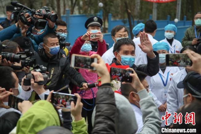 圖為貴州省最后一名新冠肺炎確診患者從貴州省將軍山醫(yī)院出院，患者與眾人揮手告別?！■暮陚?攝