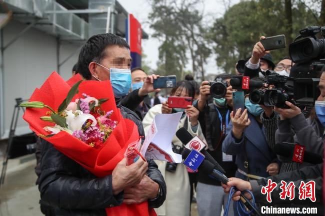 圖為貴州省最后一名新冠肺炎確診患者從貴州省將軍山醫(yī)院出院，患者接受媒體采訪。　瞿宏倫 攝