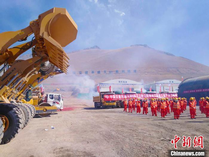 備受國內(nèi)外關(guān)注的G0711線烏魯木齊至尉犁高速公路建設(shè)項目天山勝利隧道復(fù)工“進(jìn)行時”?！￡悇︼w 攝