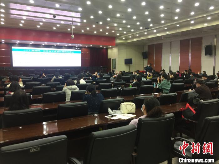 山西選派554名疫情防控指導(dǎo)員駐校指導(dǎo)高三年級(jí)開(kāi)學(xué)疫情防控?！「呷鸱?攝