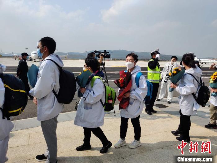 圖為交警向醫(yī)療隊敬禮?！№n帥南 攝