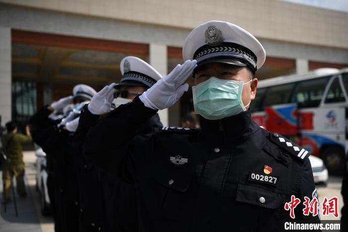 圖為交警們向醫(yī)療隊敬禮?！】灯?攝