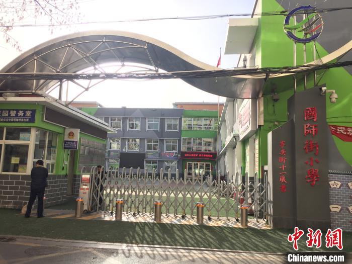 校門口設(shè)置臨時等候區(qū)，區(qū)域四周5米為禁行區(qū)。　高瑞峰 攝