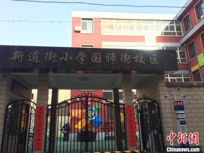 返校學(xué)生要到指定校門口報到，入校時需佩戴口罩，并進行身份核驗、實名登記、體溫檢測?！「呷鸱?攝