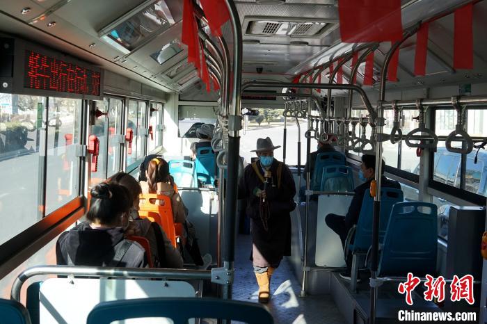 拉薩市民生活如常，圖為民眾戴口罩乘坐公交車。　江飛波 攝