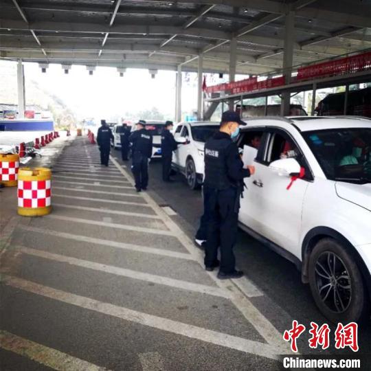圖為云南一邊境檢查站防控疫情同時(shí)嚴(yán)防境外毒品滲透?！≡颇鲜」矎d供圖 攝