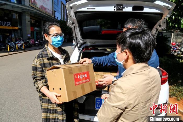 圖為昆明支援湖北醫(yī)護人員家庭收到“暖心蔬菜”。云南省委統(tǒng)戰(zhàn)部供圖