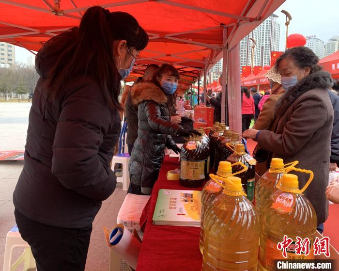 圖為市民們正在采購(gòu)商品?！O睿 攝