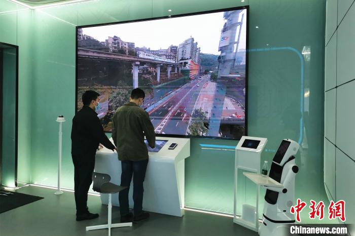 圖為重慶聯(lián)通工作人員在禮嘉智慧公園·5G體驗館調(diào)試5G+VR360度全景直播。兩江產(chǎn)業(yè)集團 供圖