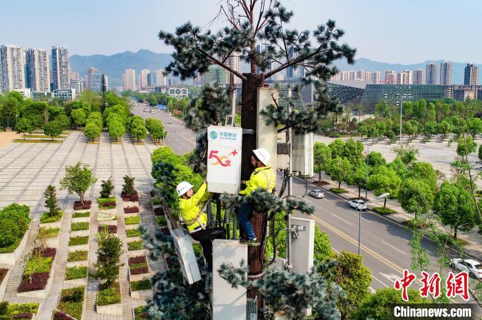 圖為重慶移動工作人員正在安裝5G基站。重慶移動 供圖