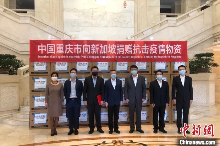 圖為捐贈方與接收方代表合影留念?！⑾嗔?攝