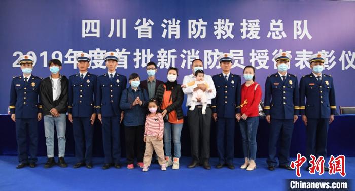 3名新消防員與親人現(xiàn)場見證授銜儀式?！⒅铱?攝