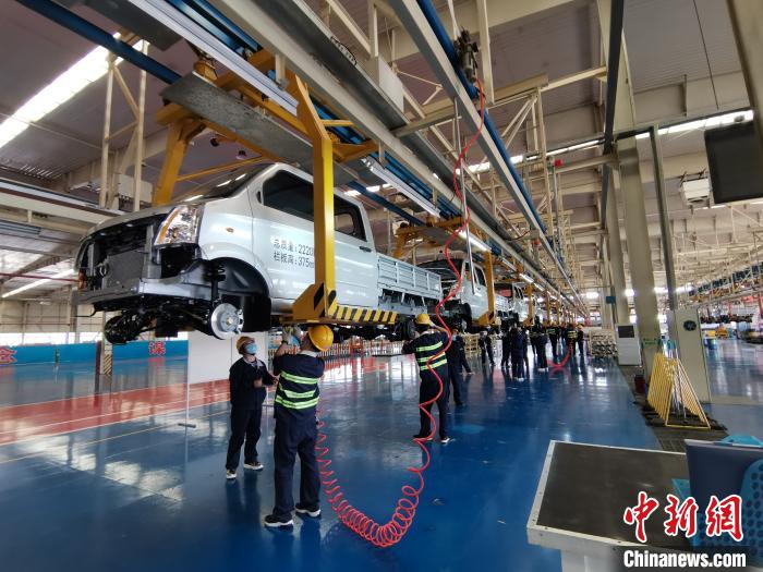 4月初，成功汽車(chē)全面復(fù)工復(fù)產(chǎn)。尤其是隨著疫情得到控制，該公司的生產(chǎn)力度也不斷加大。　高飛 攝