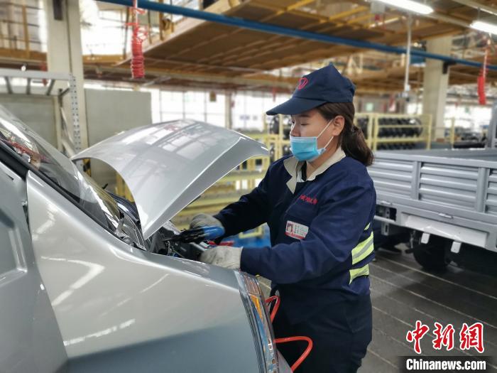 在滿(mǎn)足國(guó)外市場(chǎng)供應(yīng)的同時(shí)，成功汽車(chē)也緊盯國(guó)內(nèi)市場(chǎng)，拓渠道保銷(xiāo)量?！「唢w 攝