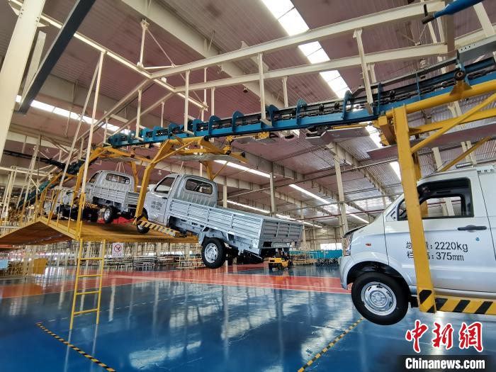 成功汽車(chē)是山西省重點(diǎn)轉(zhuǎn)型項(xiàng)目，擁有國(guó)內(nèi)先進(jìn)的零部件、發(fā)動(dòng)機(jī)整機(jī)自動(dòng)裝配和發(fā)動(dòng)機(jī)生產(chǎn)線、實(shí)驗(yàn)線，還有國(guó)際一流的工業(yè)機(jī)器人?！「唢w 攝