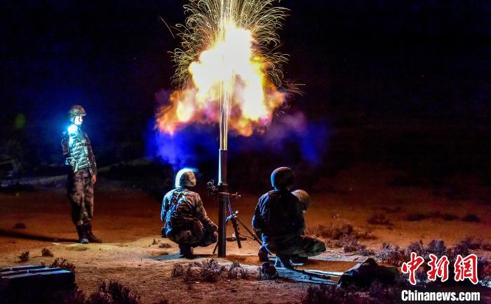 演練中偵察兵在夜間利用迫擊炮摧毀敵輕型裝甲?！」鶘|東 攝