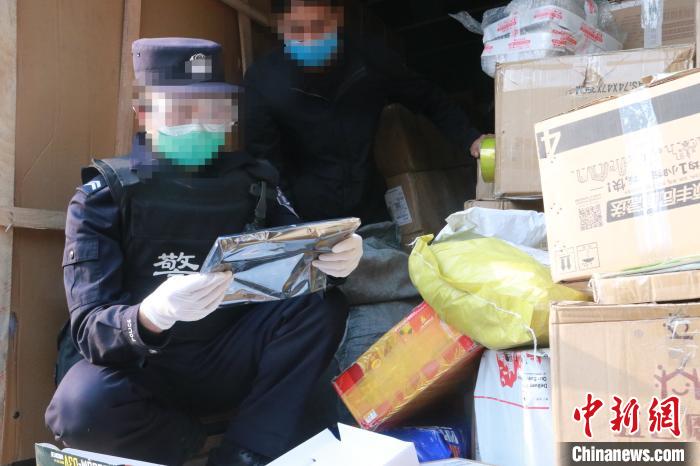 圖為勐康邊檢站民警在對快遞運(yùn)輸車輛進(jìn)行例行檢查?！钐?攝