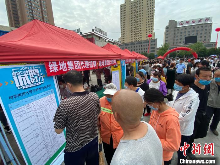 一些知名企業(yè)展臺前，投遞簡歷、咨詢就業(yè)的人絡繹不絕。　屈麗霞 攝