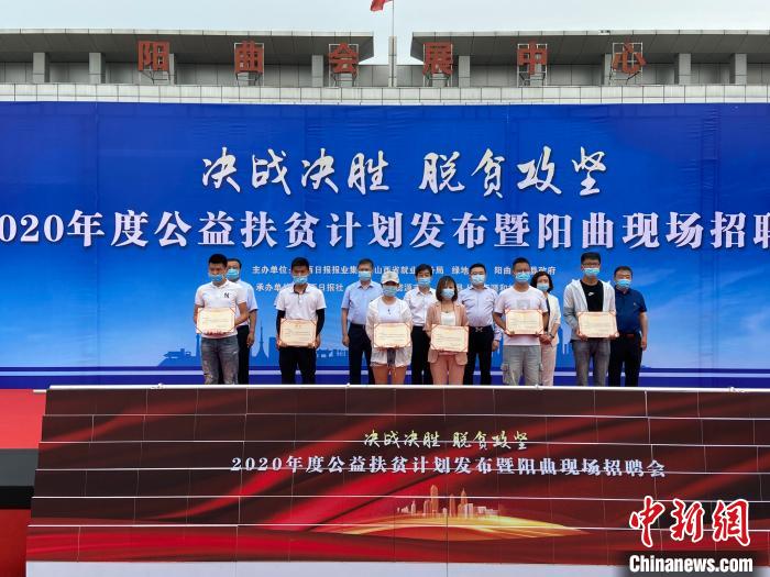 在現(xiàn)場，綠地集團與困難就業(yè)群體就業(yè)代表簽署勞務合同，并為首批6名就業(yè)代表頒發(fā)上崗證書?！∏愊?攝