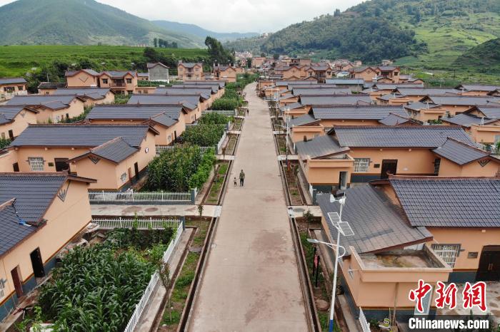 平坦的水泥路從村民居住區(qū)穿過(guò)。　張浪 攝