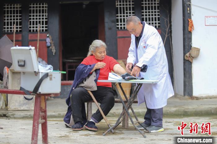 資料圖，貴州村醫(yī)給村民看病?！■暮陚?攝