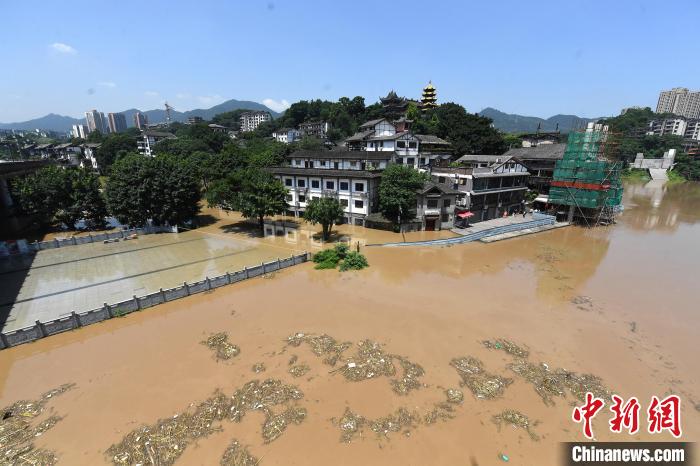 圖為7月27日，嘉陵江重慶段水位持續(xù)上漲，千年古鎮(zhèn)磁器口低洼段已被洪水淹沒?！￡惓?攝