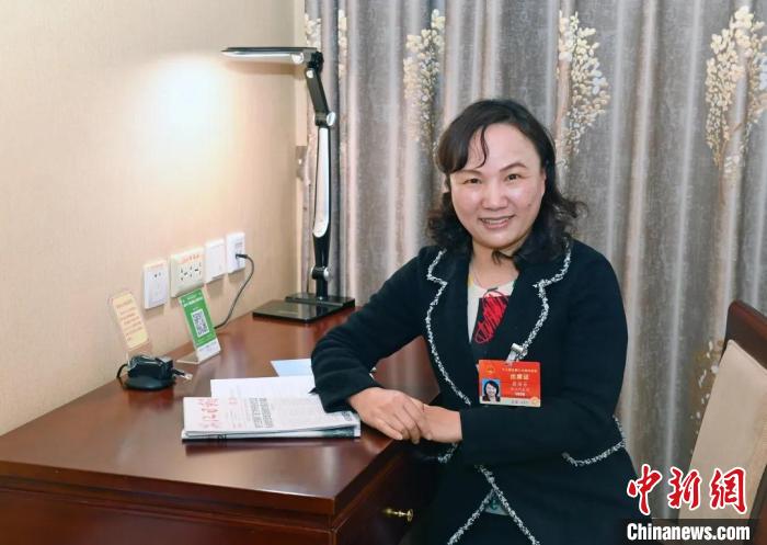 全國人大代表，浙江省臺州市椒江區(qū)大陳實驗學(xué)校校長、黨支部書記翁麗芬 蔡榮章 攝