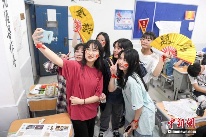 資料圖：6月6日，2021年高考前夕，湖南長沙同升湖實驗學(xué)校高三年級，考生們在教室內(nèi)合影。 楊華峰 攝