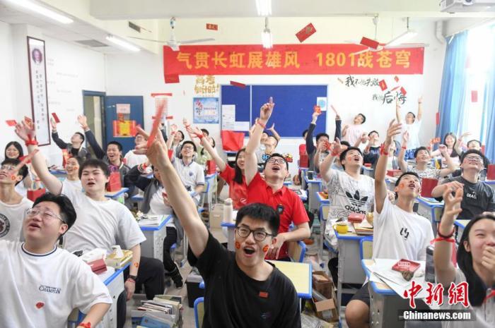 資料圖：6月6日，湖南長沙同升湖實驗學(xué)校教師與考生拋起紅包迎接高考。 楊華峰 攝